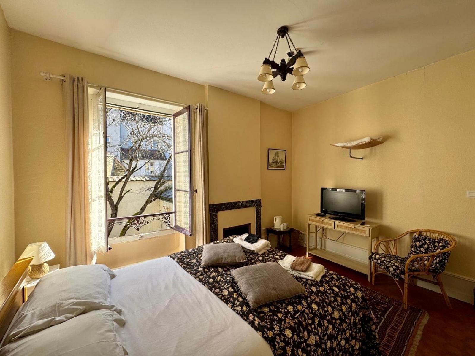 L'Escapade Place Voltaire Vermenton Номер фото
