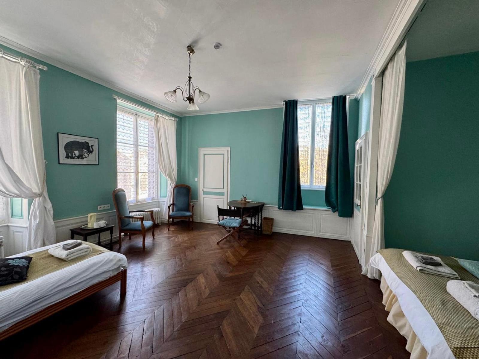 L'Escapade Place Voltaire Vermenton Номер фото