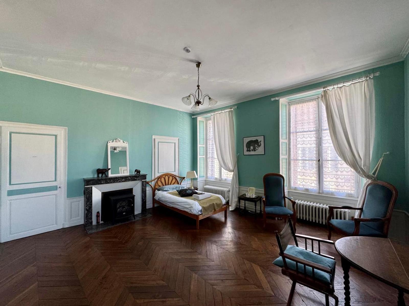 L'Escapade Place Voltaire Vermenton Номер фото