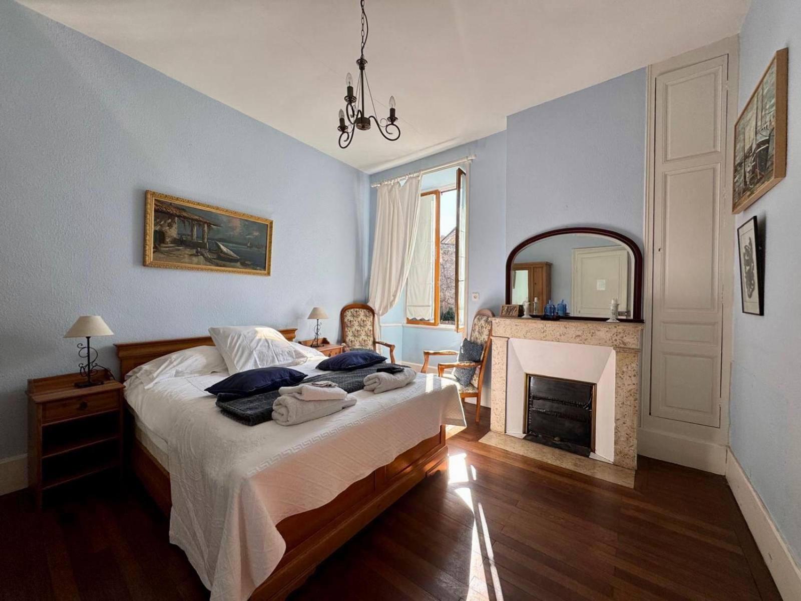 L'Escapade Place Voltaire Vermenton Номер фото